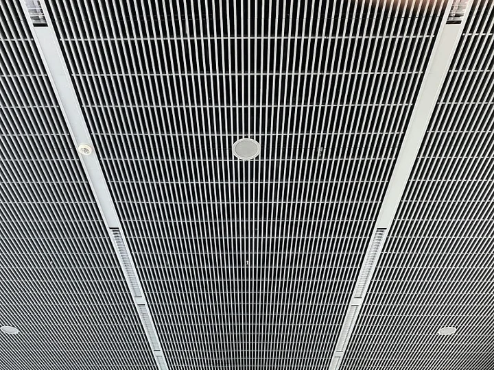 Elementy dachowe wentylacji – jak dobrać wyrzutnie i czerpnie dachowe do budynku