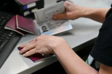 Kupili bilety, lecz nie polecieli. Dokumenty podróżnych były nieważne