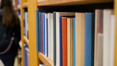 Osiem nowych książek w raciborskiej bibliotece. Przygoda czeka na półce