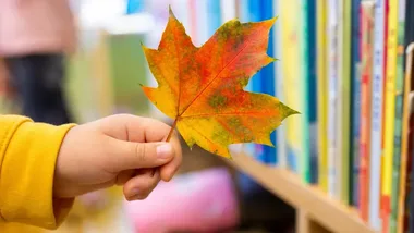 Jesień przy bibliotecznym stole. W Raciborzu czekają książki, gry i LEGO