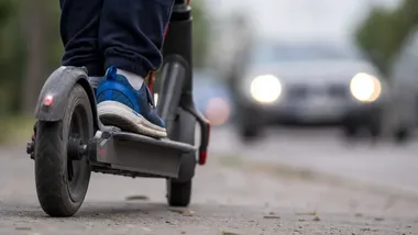 10-latek jechał hulajnogą po Raciborzu. Policjanci przerwali jazdę