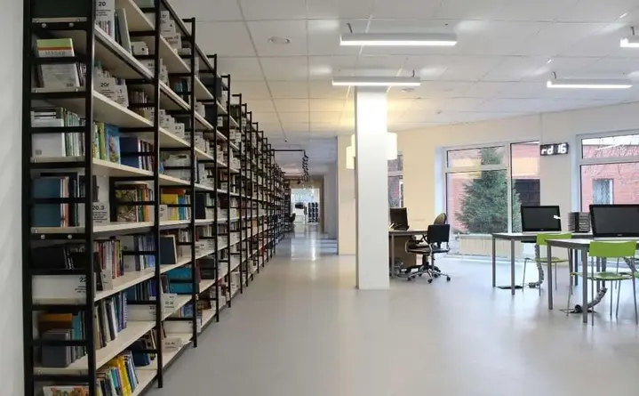 Biblioteka na chwilę zamyka drzwi, ale książkom nic nie grozi