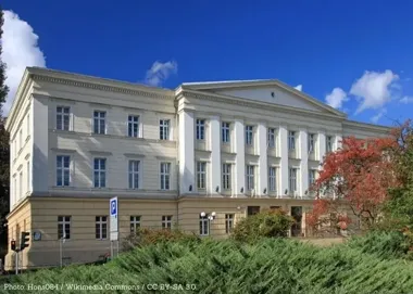 Wiosenna porcja książek w miejskiej bibliotece – powieści, sagi i opowieści na każdą pogodę