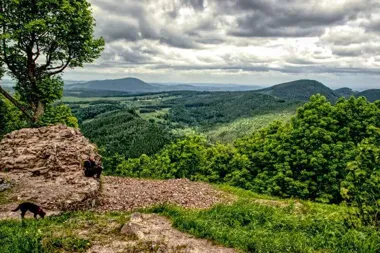Grafika promocyjna wydarzenia Góry Kamienne – Waligóra & Ruprechticki Špičák. Sudety na serio – wycieczka autokarowa z przewodnikiem