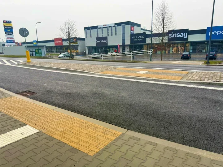 Na Opawskiej pojawił się nowy punkt przejścia, ale to nie zwykła zebra