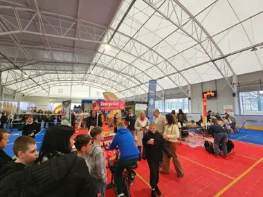 Eko–aktywna szkoła połączyła sport, naukę i remont, który ma zmienić SP 18