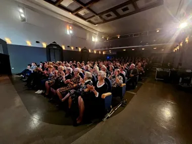 Muzyka i wzruszenia w Strzesze. Grupa 60 Plus na scenie