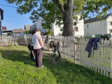 Nowa zieleń przy XIX-wiecznym spichlerzu w Sudole. Uczniowie posadzili róże