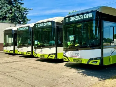 Racibórz odbiera cztery elektryczne autobusy. W tle powstają ładowarki