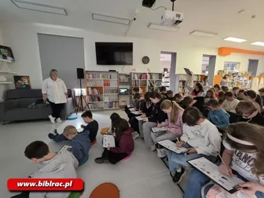 W bibliotece w Raciborzu woda stała się bohaterką lekcji, zabawy i eksperymentów