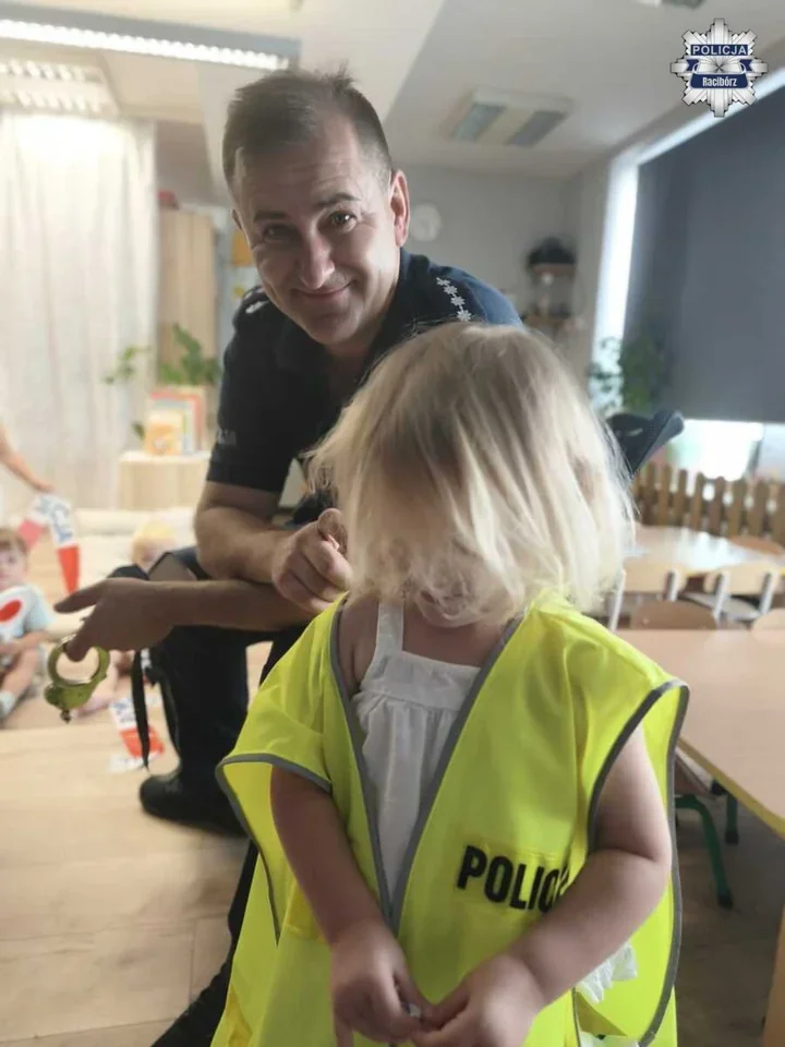 Policyjny quad i kajdanki w żłobku. Dzielnicowy pokazał dzieciom służbę