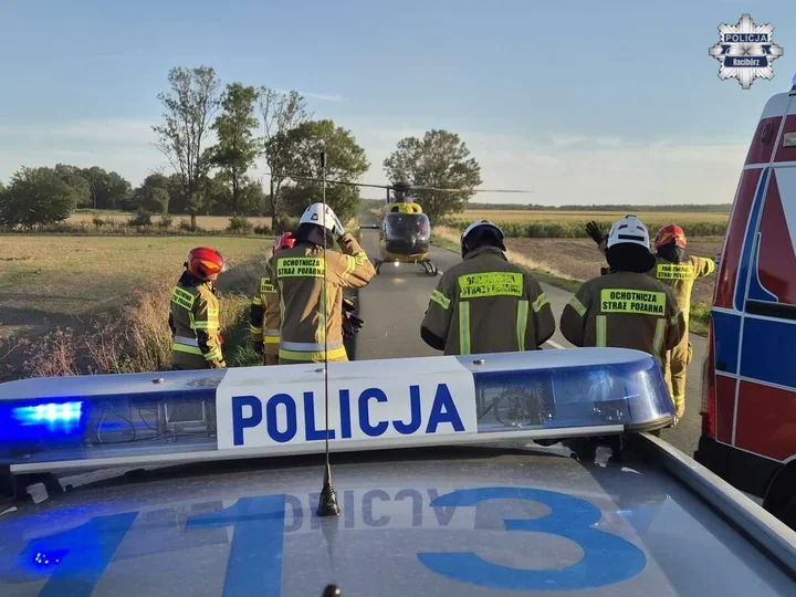 Ciągnik wypadł z drogi i dachował. 61-latek trafił do szpitala