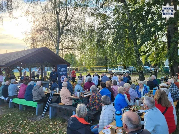 Seniorzy z Siedlisk usłyszeli ostrzeżenia przed oszustami