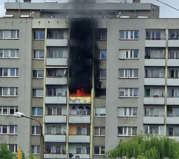 Pożar na siódmym piętrze - policjanci jako pierwsi weszli do zadymionego bloku