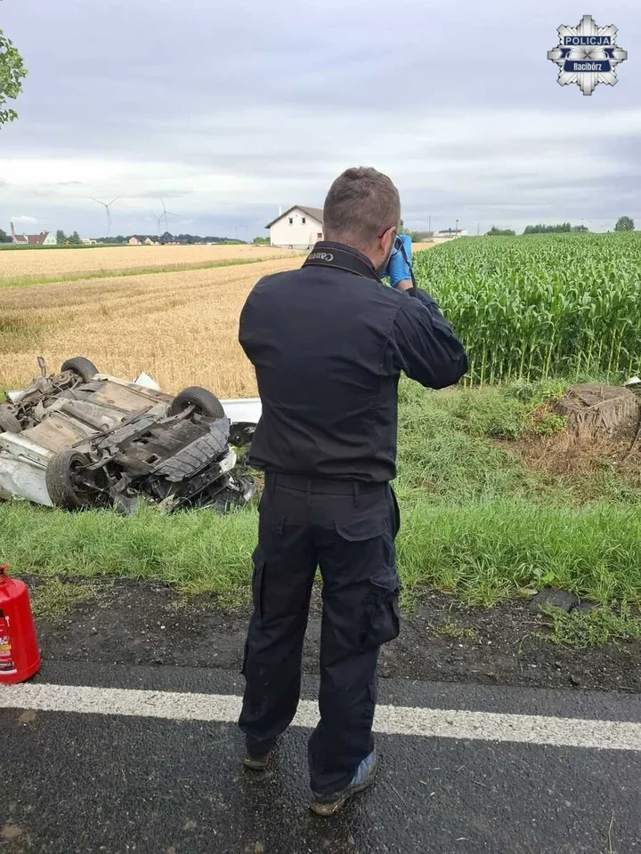 Ford dachował po uderzeniu w przepust. 28-latek zginął na miejscu