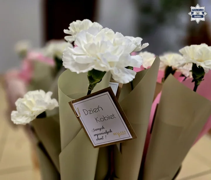 Kwiaty to dopiero początek - 59 kobiet utrzymuje raciborską komendę