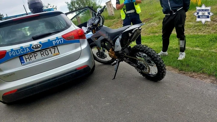 16-latek na crossie bez tablic i uprawnień próbował zgubić patrol