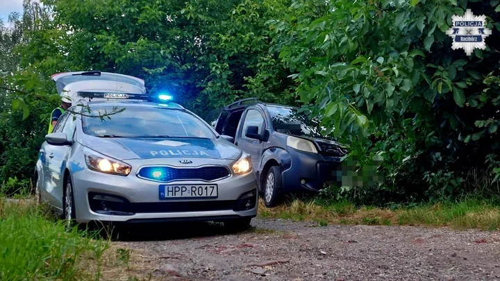 42-latek z córką uderzył w drzewo. Miał 0,4 promila