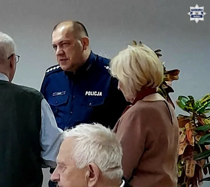 Seniorzy usłyszeli, jak oszuści wyciągają oszczędności w kilka minut