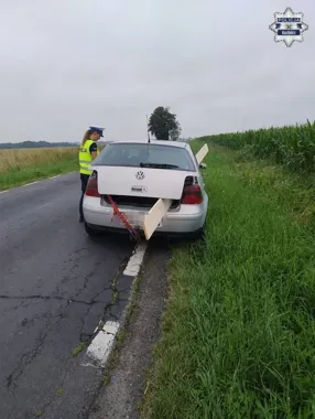 Deska wystawała z bagażnika Volkswagena. Kierowca dostał mandat