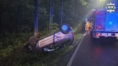 Renault wypadł z drogi i dachował. 30-latka dostała mandat