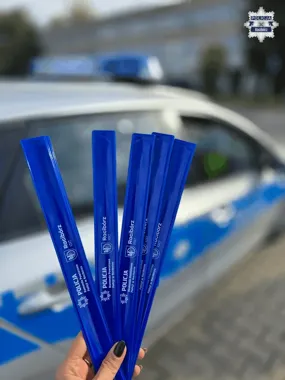 Pieszy w ciemnym ubraniu widoczny z 40 metrów. Odblask daje 150