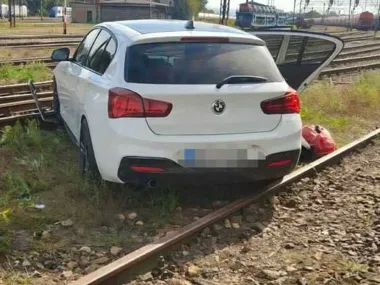 Pościg z Czech skończył się na bocznicy. W BMW znaleziono substancje