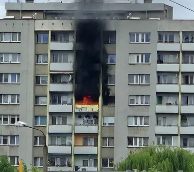 Pożar na siódmym piętrze - policjanci jako pierwsi weszli do zadymionego bloku