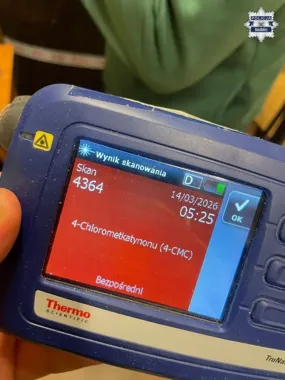 Nerwowe wycofanie przy radiowozie - policja znalazła marihuanę i mefedron