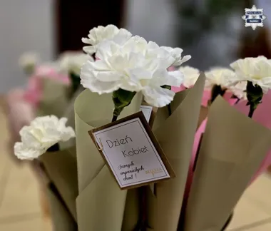 Kwiaty to dopiero początek - 59 kobiet utrzymuje raciborską komendę