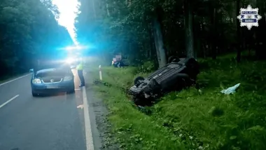 Niebezpieczny skręt na DW 425. Dwie osoby trafiły do szpitala