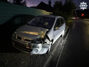 Uszkodzone Renault na ulicy Rogera. 70-latek miał blisko 1,5 promila