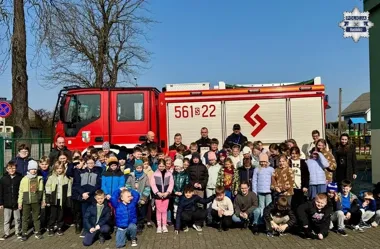 112 w praktyce - policjanci i strażacy z Raciborza pokazali uczniom, jak reagować