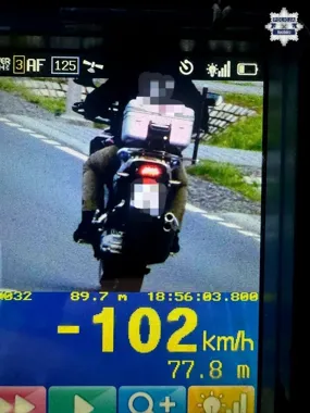 102 km/h w zabudowanym - motocyklista stracił prawko w Kornowacu