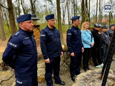 Policjanci z Raciborza zaskoczyli w lesie - zamiast patroli chwycili za sadzonki