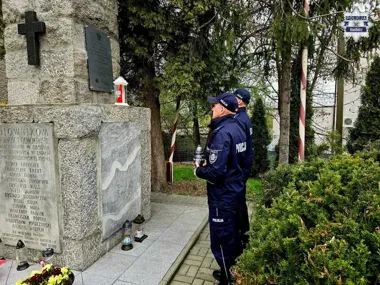 W Brzeziu złożono znicz, który przypomniał o policjantach z Katynia
