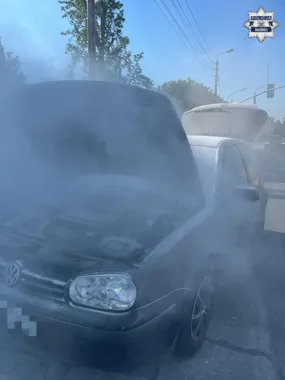 Dym i płomienie nad autem w Bieńkowicach - policjanci zareagowali od razu