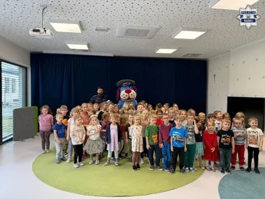 Policyjna maskotka Sznupek w akcji - przedszkolaki uczyły się reagować