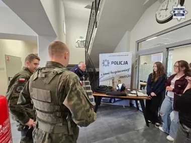 Policjanci pokazali sprzęt przy strzelaniu o Puchar Gminy w Pietrowicach