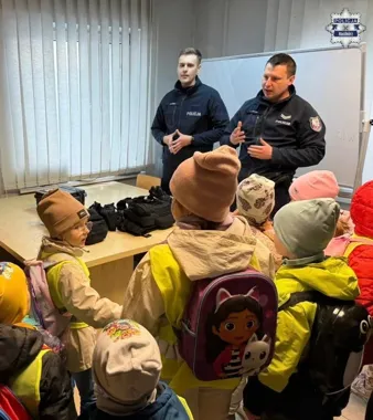 Radiowóz przyciągnął przedszkolaki z Owsiszcz na komisariat