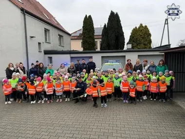 Przedszkolaki wpadły na komisariat - radiowóz, laurka i lekcja bezpieczeństwa