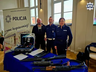 Policyjny sprzęt w Ekonomiku przyciągnął uczniów bardziej niż zwykła lekcja