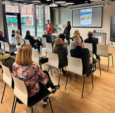 Seniorzy w Raciborzu usłyszeli, jak oszust wyciąga pieniądze przez telefon