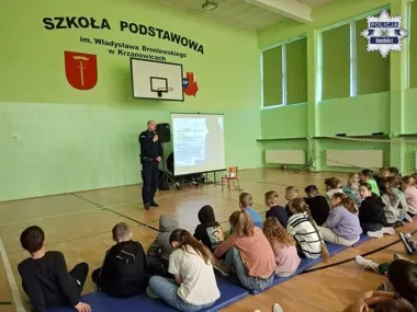 Dzielnicowy wszedł do klas w Krzanowicach i uderzył w kradzieże