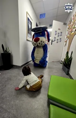 Sznupkowa wizyta z dzielnicowym zaskoczyła przedszkolaków w Raciborzu