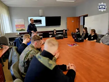 Uczniowie mundurowi odwiedzili komendę - zobaczyli testy, drogówkę i kryminalistykę