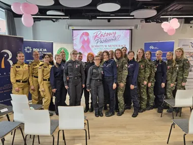 Umundurowane kobiety z różnych służb pozują do grupowego zdjęcia podczas październikowej akcji profilaktyki raka piersi.