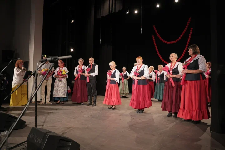 Strzechy Seniorów świętowały jubileusz tańcem, pieśnią i biesiadą