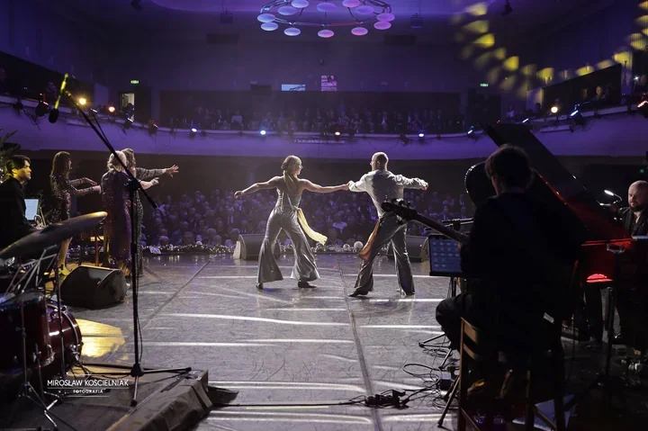 Jak kobiety rozświetliły scenę - GALA SYLWESTROWA z nutą kabaretu 2025